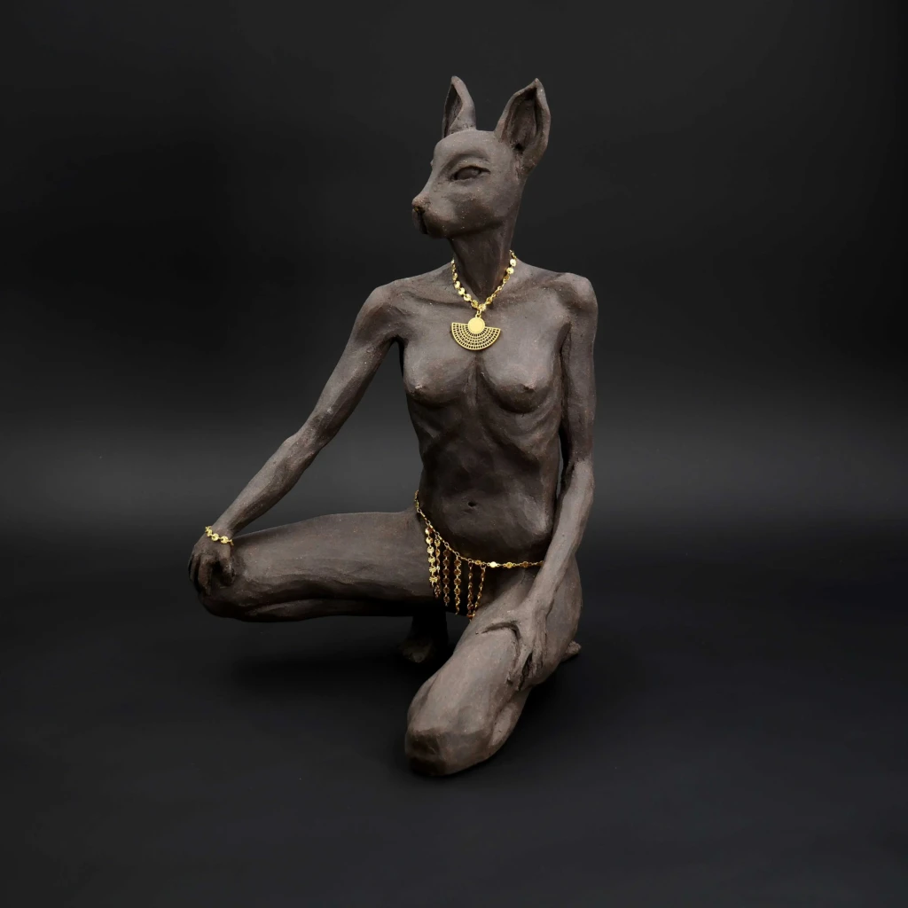 Bastet déesse égyptienne en grès noir avec tête animale et ornements dorés, sculpture de Michaël Ezanno réalisée dans son atelier de La Chaize‑Giraud en Vendée.