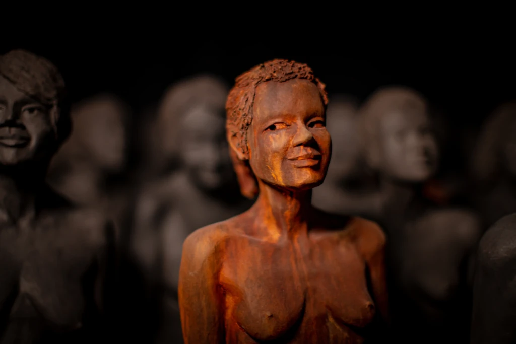 Buste en grès noir sculpté par Michaël Ezanno dans son atelier à La Chaize‑Giraud en Vendée.
