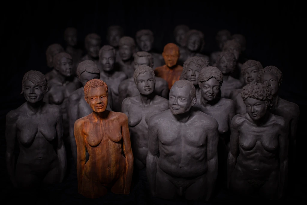 Sculpture en grès noir représentant un groupe de figures humaines, réalisée par Michaël Ezanno à La Chaize-Giraud en Vendée.