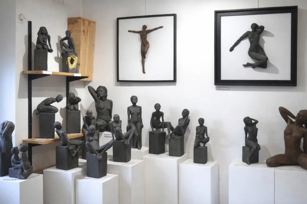Sculptures en gres noir – Corps en dialogue – Michael Ezanno Atelier – La Chaize-Giraud, Vendee, Pays de la Loire, France