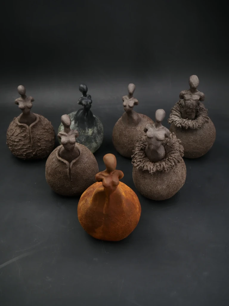 Ensemble de formes sculpturales organiques créées par Michaël Ezanno dans son atelier de La Chaize‑Giraud en Vendée.