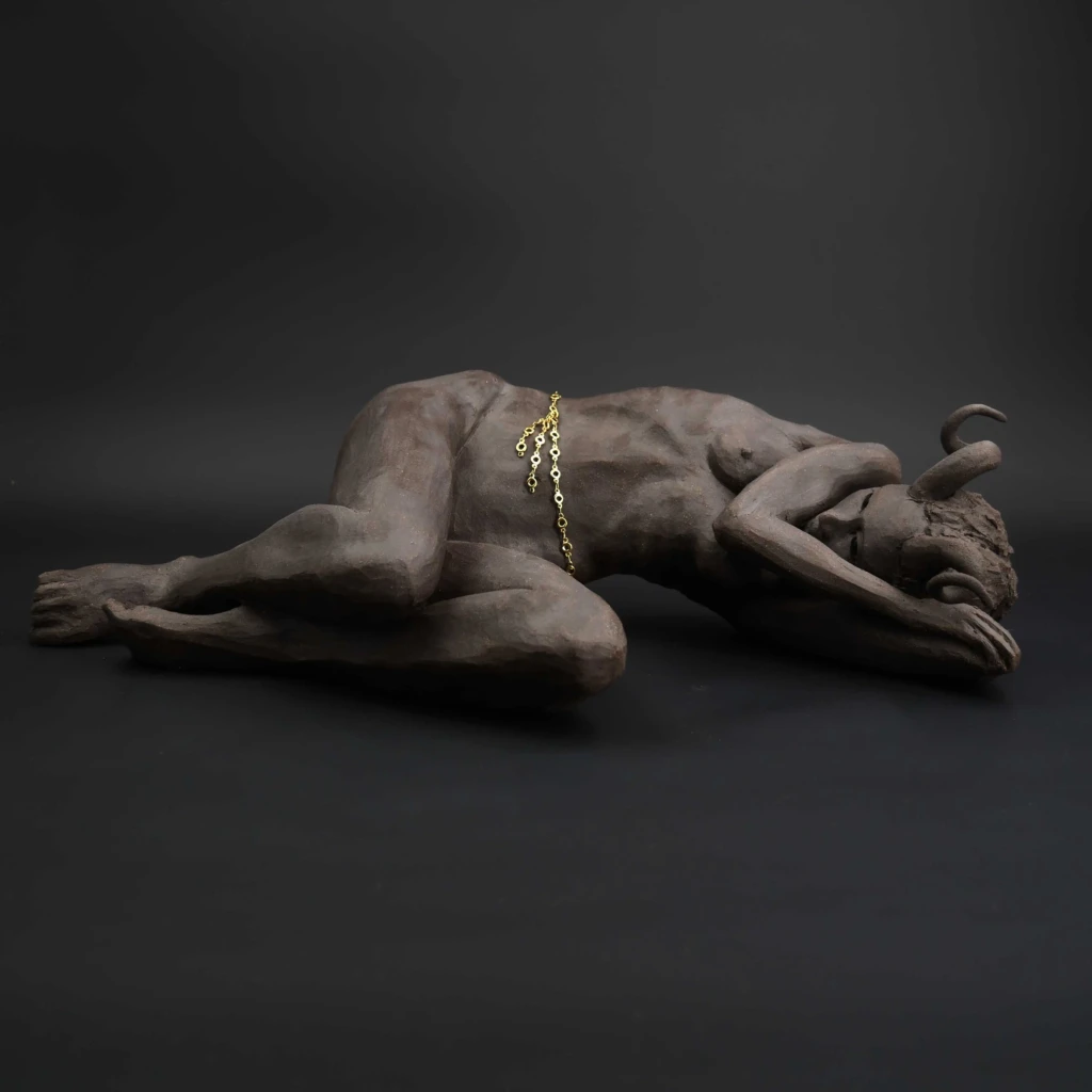 Nyx N°1-sculpture-gres-noir-michael-ezanno-la-chaize-giraud-vendee-france.