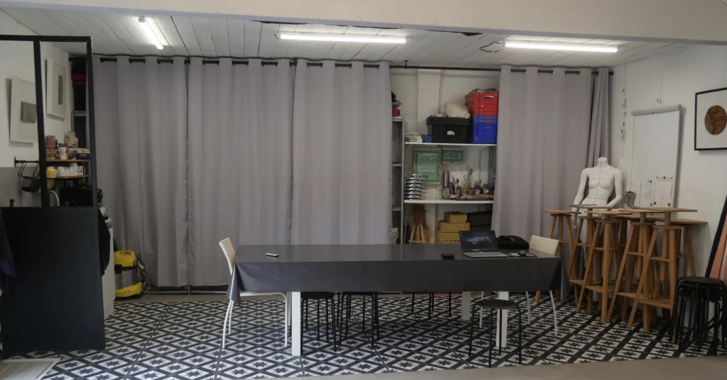 Atelier de sculpture de Michaël Ezanno à La Chaize‑Giraud en Vendée, zone de travail avec table de modelage, outils et espace de création.